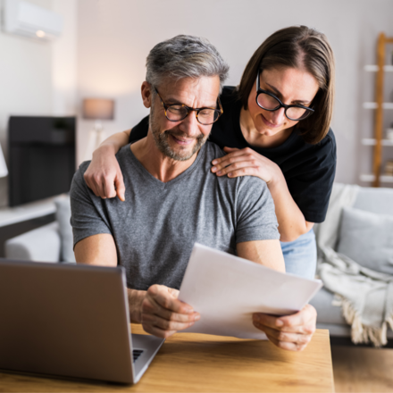 couple thinking to take out unsecured or secured loans for bad credit